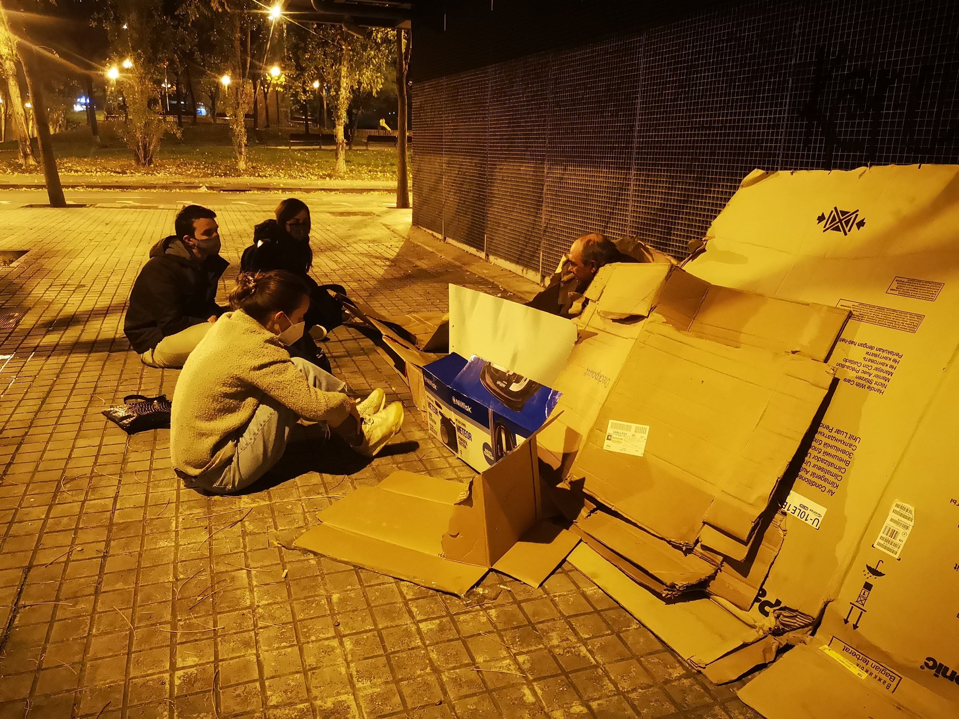 Voluntarios charlando de forma cercana